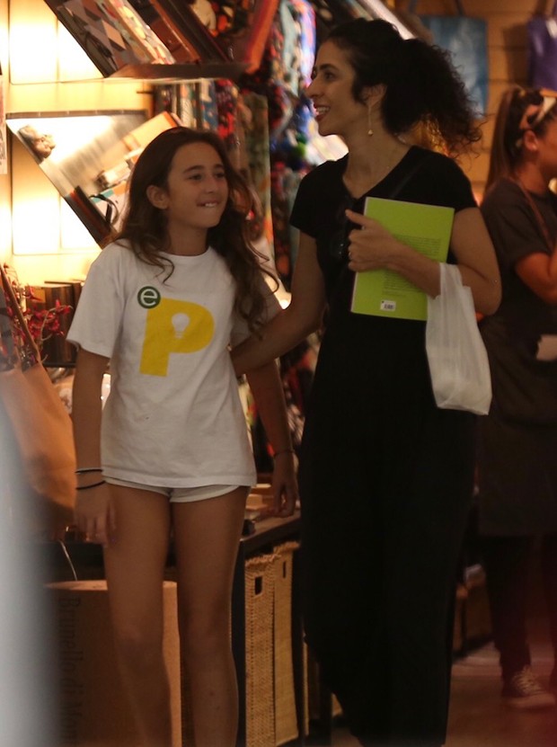 Marisa Monte e a filha, Helena (Foto: AgNews)