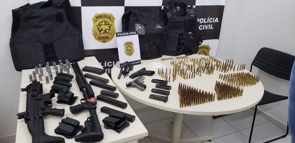 Polícia Civil apreende submetralhadora, pistolas e munições em Natal — Foto: Divulgação