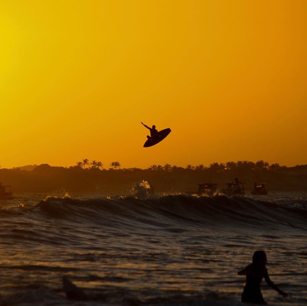 Ítalo Ferreira voa alto em Baía Formosa — Foto: Mari Azevedo