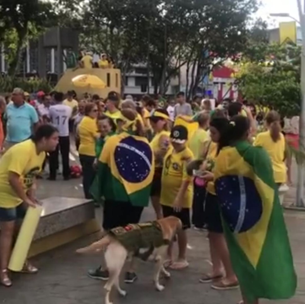 CAMPINA GRANDE, 16H: Ato concentrou manifestantes na Praça da Bandeira — Foto: Reprodução/Sílvio S. Medeiros