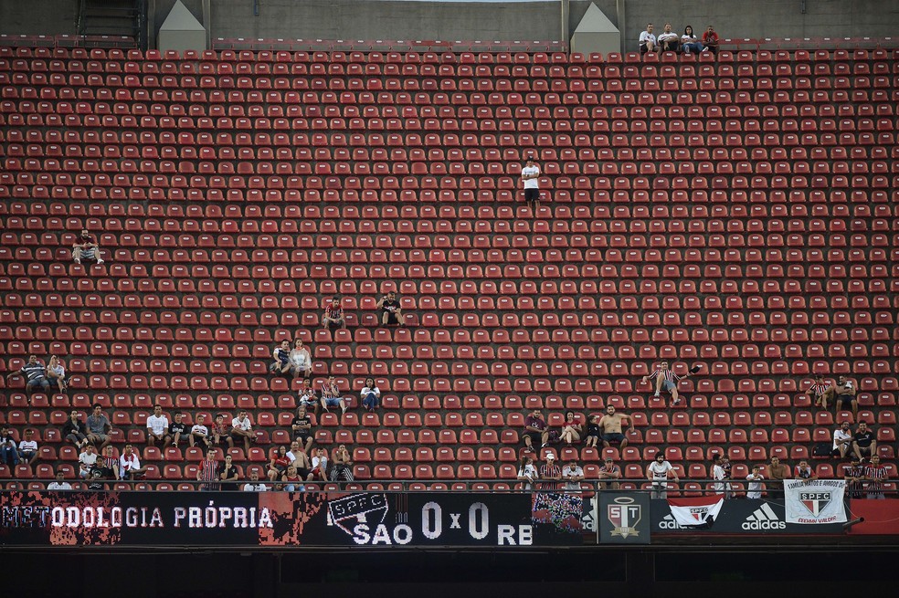Morumbi recebeu público de pouco mais de 10 mil pessoas para São Paulo e RB Brasil — Foto: Marcos Ribolli