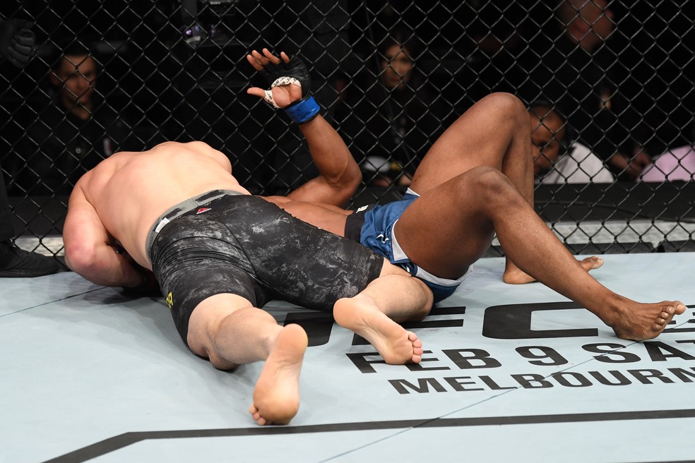 Glover Teixeira com o katagatame encaixado em Karl Roberson â?? Foto: Getty Images