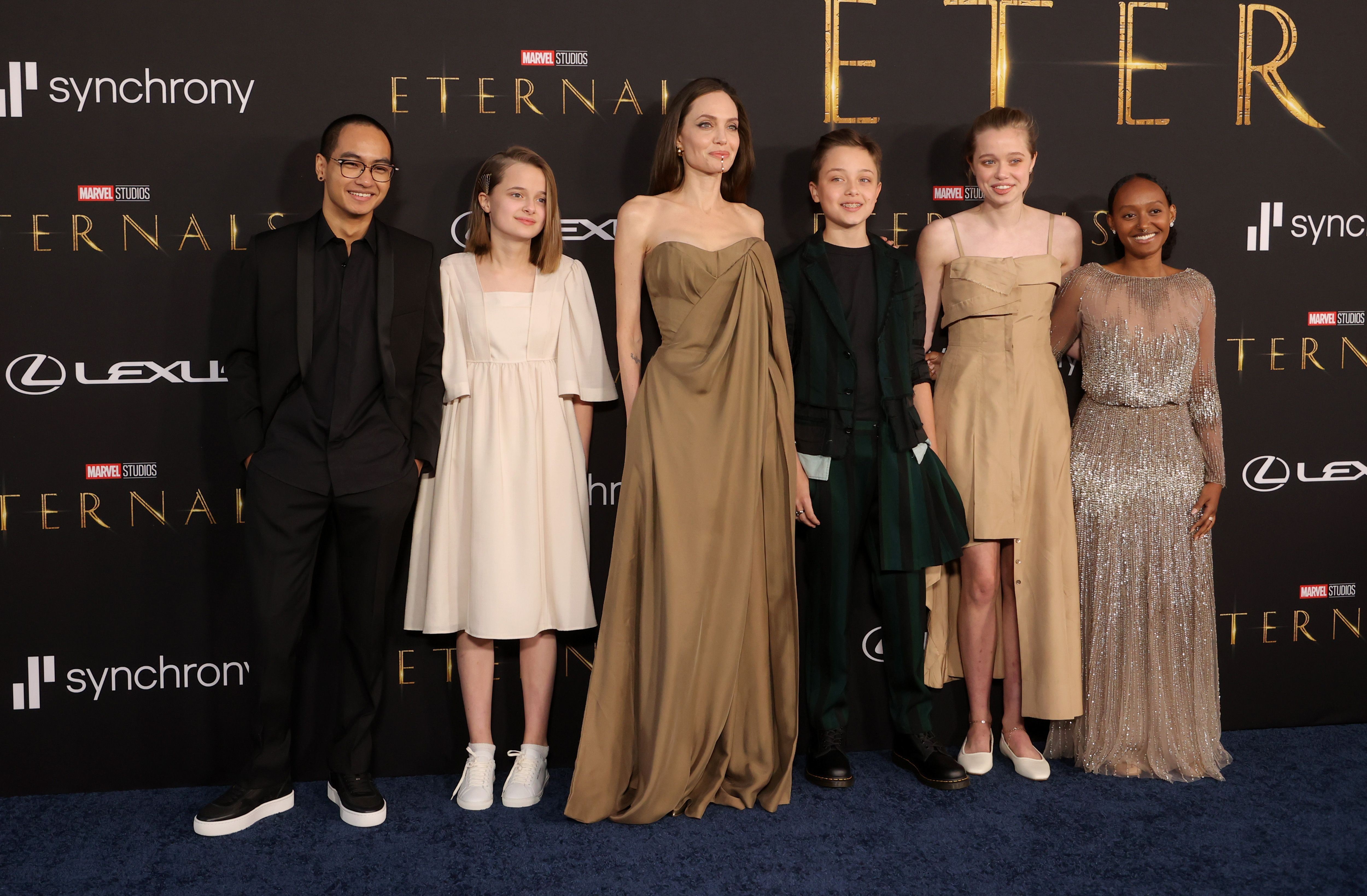 Maddox, Vivienne, Angelina Jolie, Knox, Shiloh e Zahara (Foto: Getty Images)