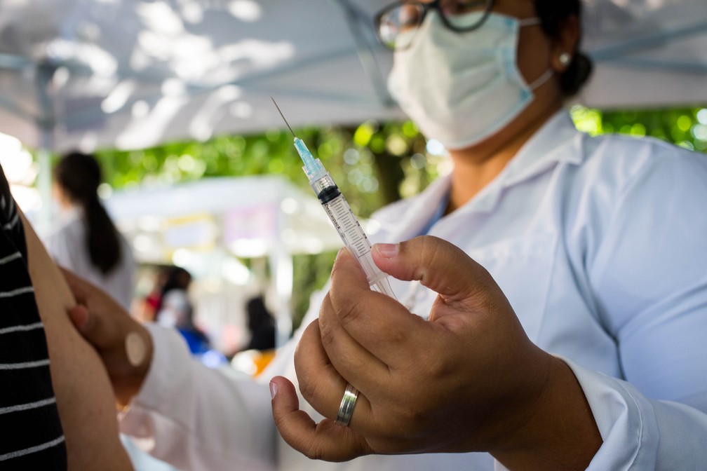 Profissional de saúde administra dose de vacina na Unidade Básica de Saúde (UBS) do Carrão, na zona leste de São Paulo, para vacinação contra a Covid- 19, no dia 26 de junho de 2021 — Foto: TIAGO QUEIROZ/ESTADÃO CONTEÚDO