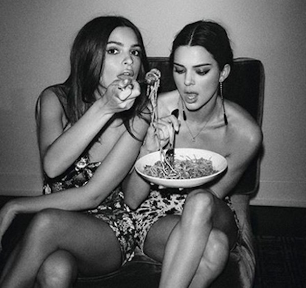 As modelo Emily Ratajkowski e Kendall Jenner dividindo um prato de macarrão (Foto: Instagram)