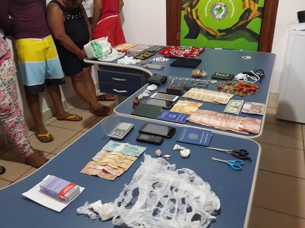Dinheiro, joias e entorpecentes foram apreendidos na operação (Foto: Divulgação/Polícia Civil)