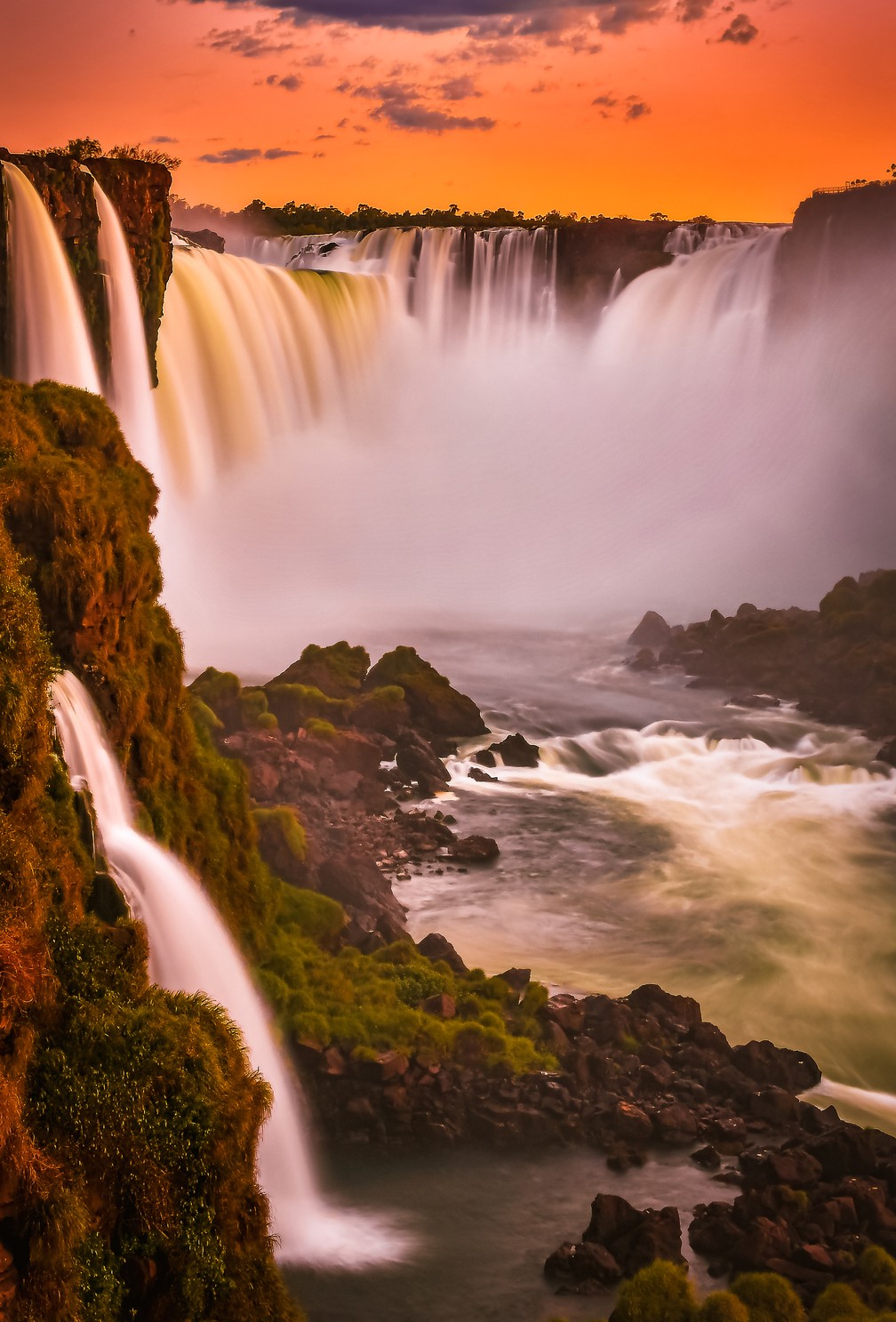 Registro com longa exposição dá ideia de desenho em foto das Cataratas do Iguaçu — Foto: Nilmar Fernando/Cataratas S.A.