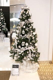 Letícia Ruivo apostou no branco e prata em sua árvore de Natal. O efeito iluminado ficou ainda mais completo com os enfeites de vela