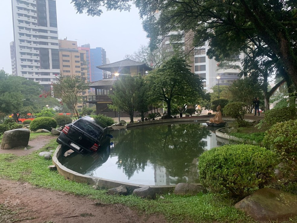 Motorista foi preso por embriaguez ao volante após entrar com carro em lago de peixes da Praça do Japão — Foto: Murilo Souza/RPC