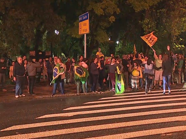 Favoráveis ao impeachment se concentram no Parcão (Foto: RBS TV/Reprodução)