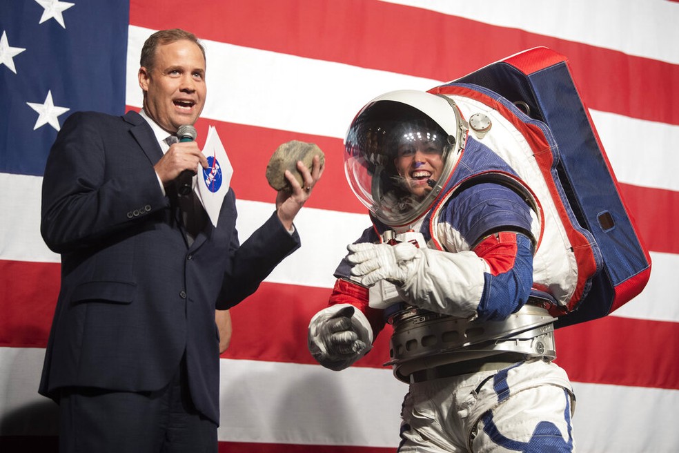 Jim Bridenstine e Kristine Davis durante demonstração da Unidade Móvel de Exploração Extra-veicular, da Nasa — Foto: Kevin Wolf/AP