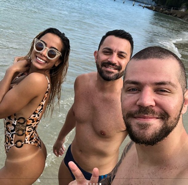 Anitta com amigos em Angra dos Reis (Foto: Reprodução/Instagram)