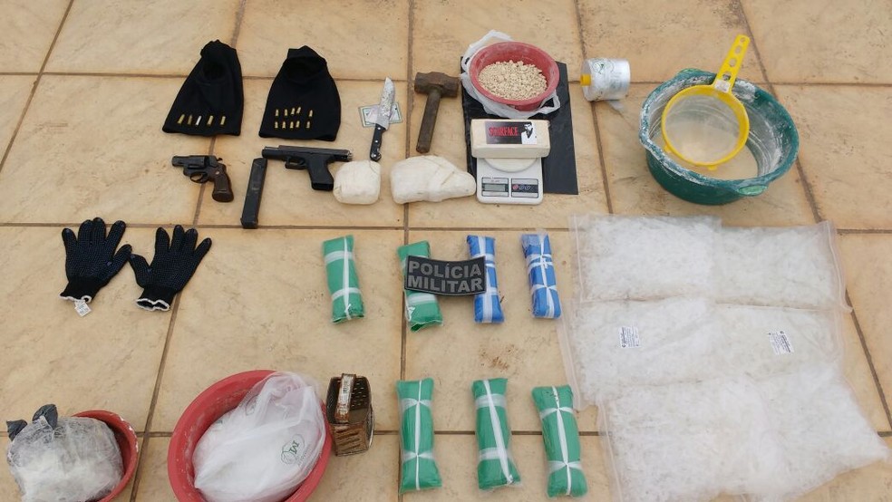 Policiais apreenderam drogas e armas em uma casa em Armação dos Búzios (Foto: Polícia Militar/Divulgação)