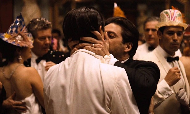 Em pleno ano de 1974, Al Pacino beijou a boca de John Cazale (1935-1978) em 'O Poderoso Chefão II'. Era Michael Corleone dando o beijo da morte da máfia no irmão Fredo, que o havia traído. (Foto: Reprodução)