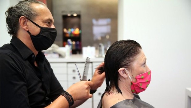 Novas regras: clientes e cabelereiros precisam usar máscaras (Foto: Getty Images via BBC News)