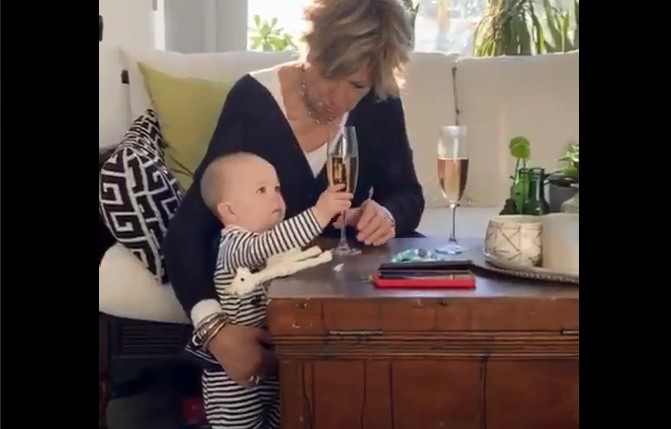 Em vídeo, bebê pega taça de espumante da avó (Foto: Reprodução/Imgur)