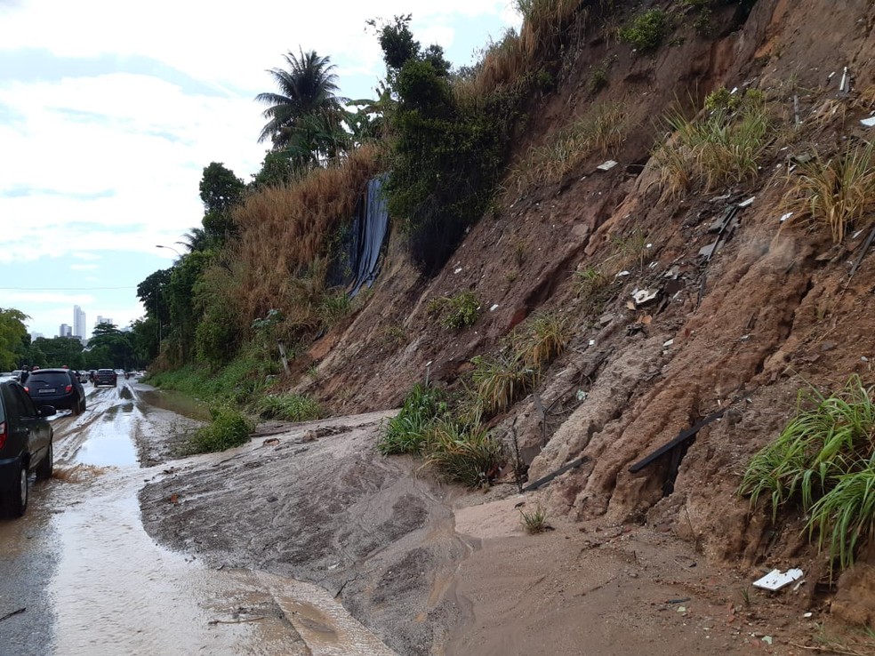 Chuvas fortes causam deslizamento de terra em barreira na BR-230, em João Pessoa | Paraíba | G1
