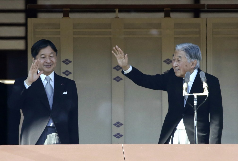 O imperador Akihito (à direita) acena para admiradores durante a aparição pública de Ano Novo, no dia 2 de janeiro. O príncipe Naruhito, que aparece à esquerda na foto, assume o trono no dia 1º de maio, dando início à nova era imperial - a Reiwa. — Foto: Eugene Hoshiko/AP