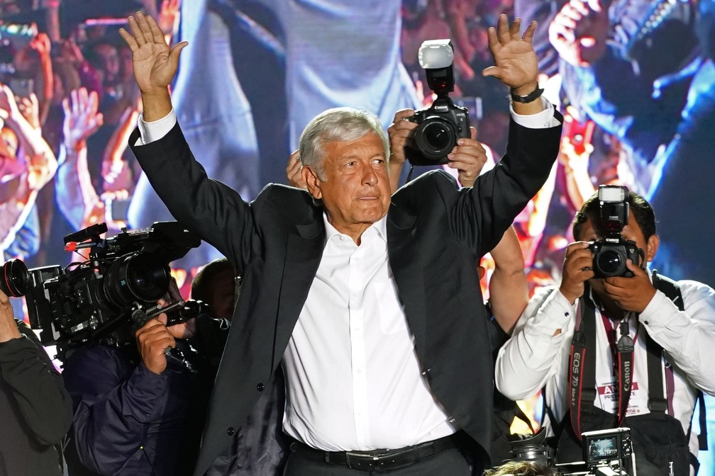 Candidato presidencial Andrés Manuel López Obrador cumprimenta apoiadores em seu último evento de campanha, na última quarta-feira (27) no Estádio Azteca, na Cidade do México (Foto: Ramon Espinosa/AP Photo)