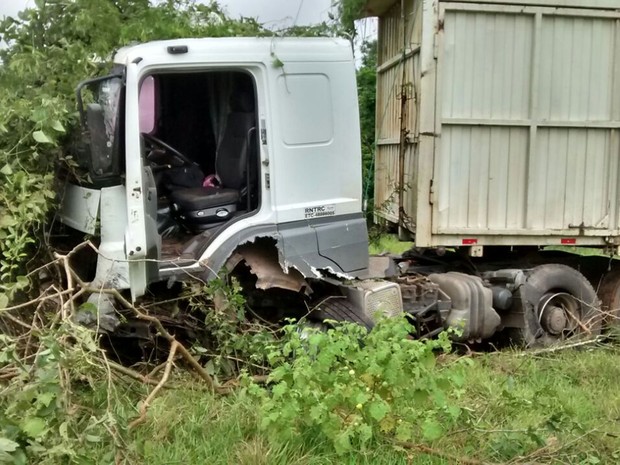Carro do vereador eleito em Piracicaba bateu contra caminhão na rodovia SP-191 (Foto: Reprodução/EPTV)