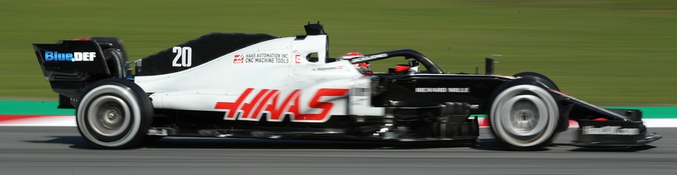 Nova Haas em ação nos testes de Barcelona com Kevin Magnussen — Foto: Reuters