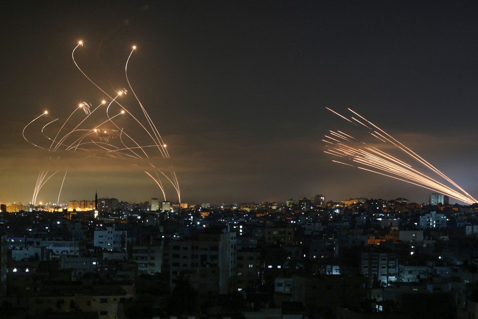 Céu de Israel é iluminado por mísseis lançados de Beit Lahia, no norte da Faixa de Gaza, nesta sexta-feira (14) — Foto: ANAS BABA/AFP