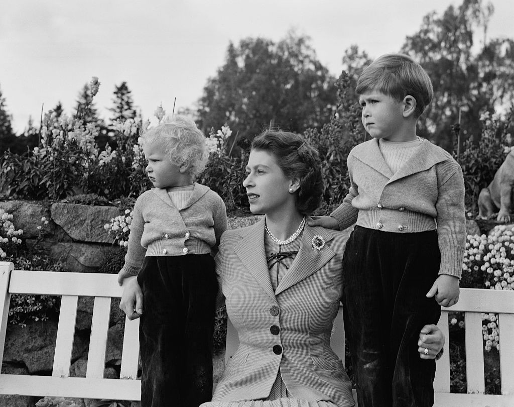 14th November 1952:  Queen Elizabeth II with Prince Charles and Princess Anne in the grounds of Balmoral Castle, Scotland. Charles is celebrating his 4th birthday.  (Photo by Lisa Sheridan/Studio Lisa/Getty Images) (Foto: Getty Images)