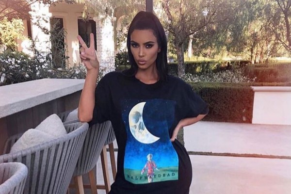 Kim Kardashian usa camiseta da marca de seu irmão, Rob (Foto: Instagram)