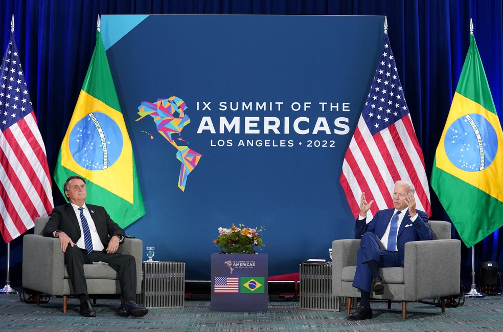 Bolsonaro e Biden falam durante a Cúpula das Américas — Foto: Kevin Lamarque/Reuters