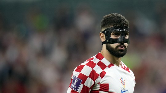 Por que Gvardiol, jogador da Croácia, usa máscara preta? Entenda