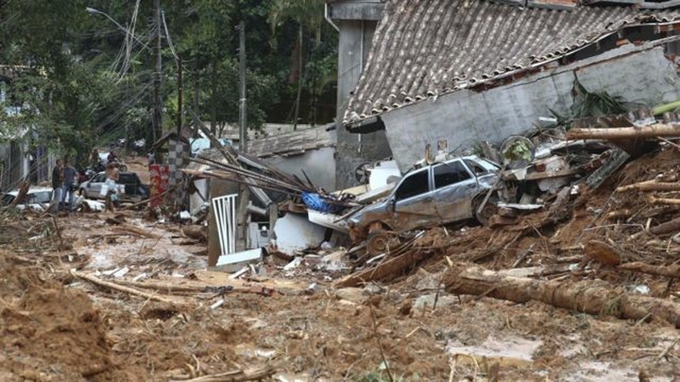 Destruição em São Sebastião, após a enchente do fim de semana — Foto: SEBASTIÃO MOREIRA/EPA-EFE/REX/SHUTTERSTOCK via BBC