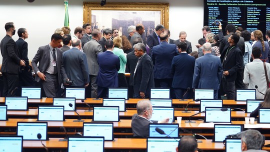 Câmara aprova criação de mais cinco comissões para acomodar aliados de Lira