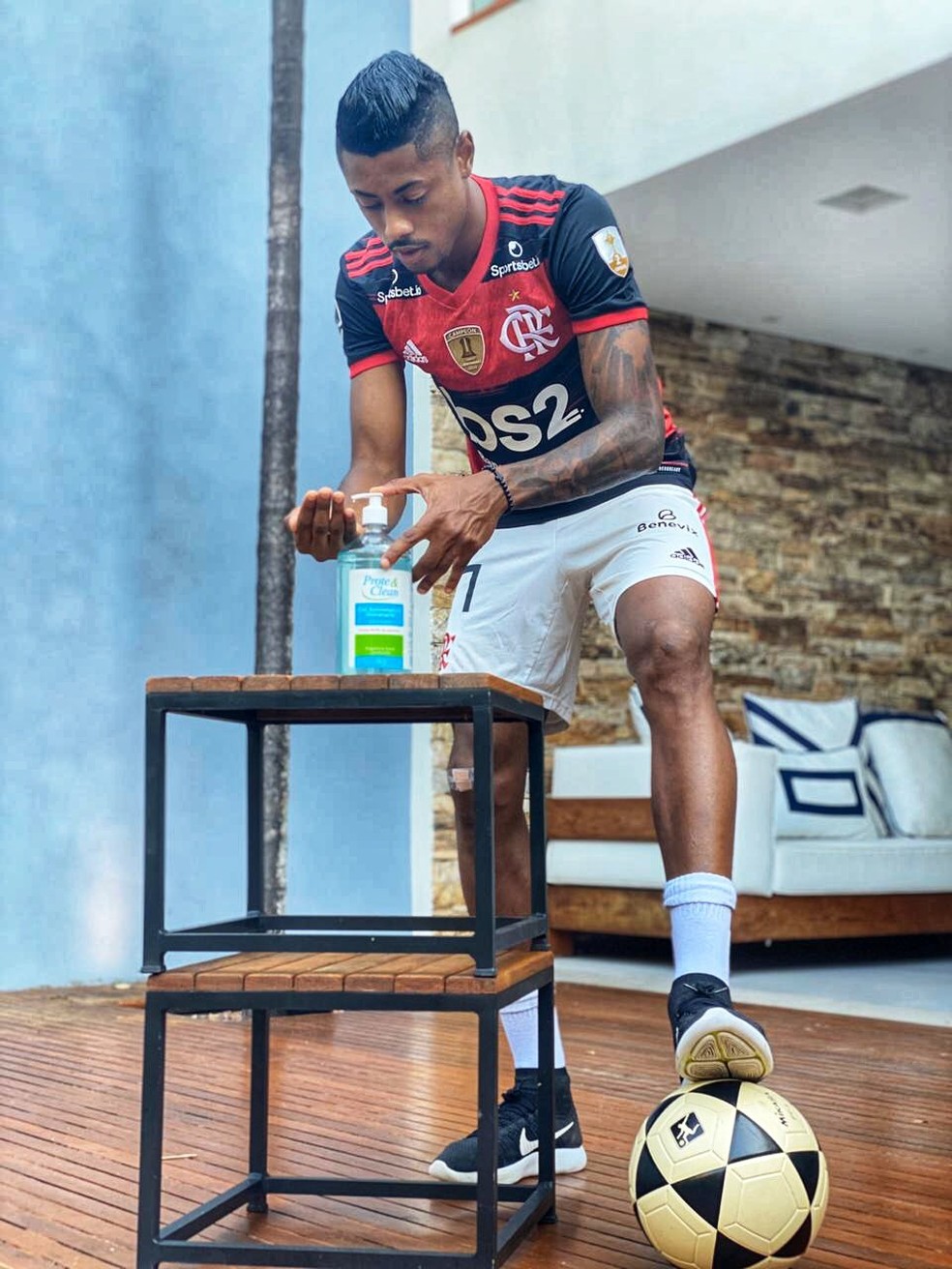 Bruno Henrique higieniza as mãos com álcool gel durante treino em casa — Foto: Reprodução