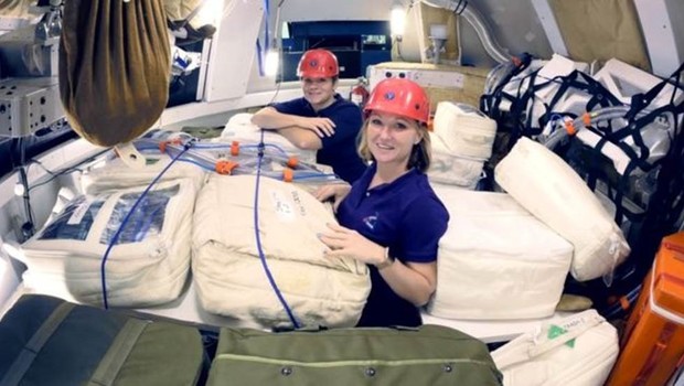 BBC | Uma das estratégias estudadas é usar sacolas cheias como escudo entre os astronautas e a radiação (Foto: NASA VIA BBC)