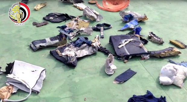 Legistas egípcios não confirmam se houve explosão em cabine do avião da EgyptAir (Foto: Egyptian Armed Forces/AP)