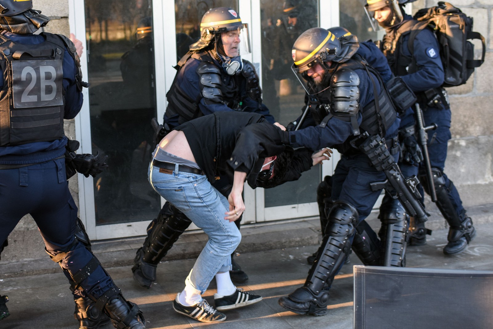Manifestante é preso pela polícia francesa durante o quarto dia de protestos em 2023 contra a reforma da Previdência — Foto:  Sebastien Salom-Gomis/AFP