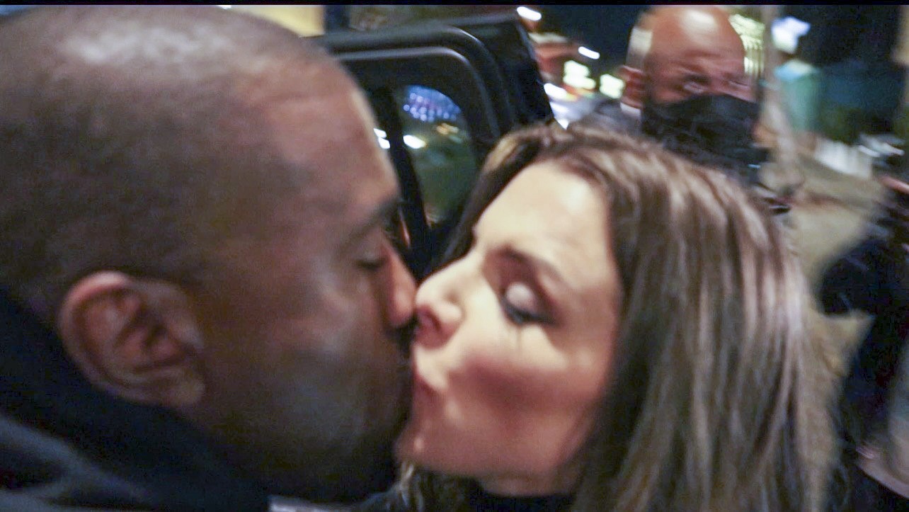 Ye, ex-Kanye West, e Julia Fox se beijam (Foto: Backgrid/The Grosby Group)