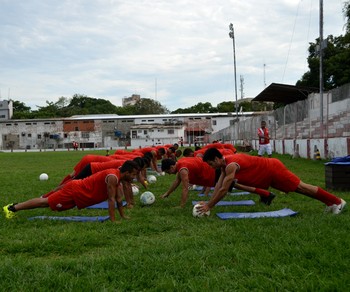 Rio Branco Sub-20 treina no José de Melo, na capital (Foto: Nathacha Albuquerque)