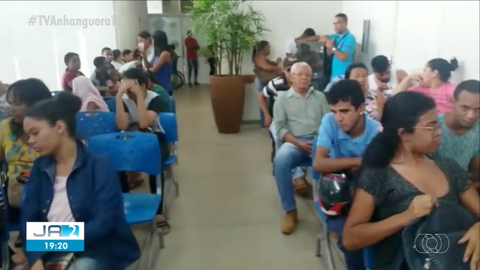 Filas se formaram na UPA da região sul em Palmas — Foto: Reprodução/TV Anhanguera