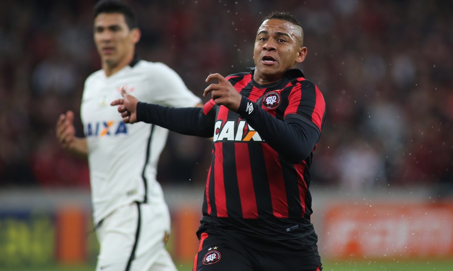 Ap&oacute;s oscila&ccedil;&atilde;o, luta com a balan&ccedil;a e 