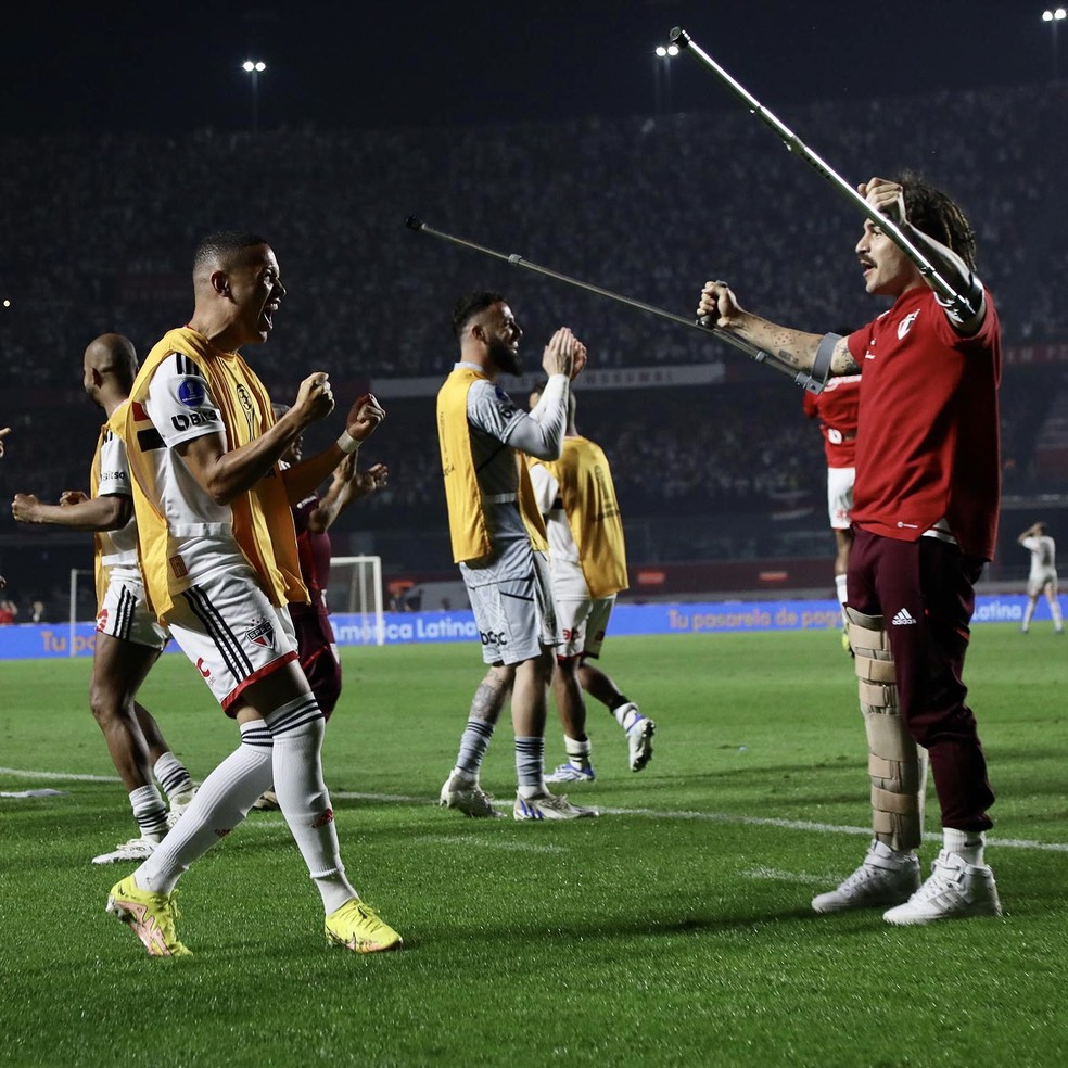 Gabriel Neves deixou o estádio de muletas nesta quinta-feira — Foto: Divulgação