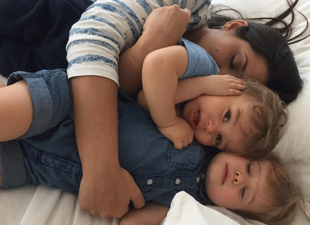 Thais Fersoza abraça os filhos (Foto: Reprodução/Instagram)