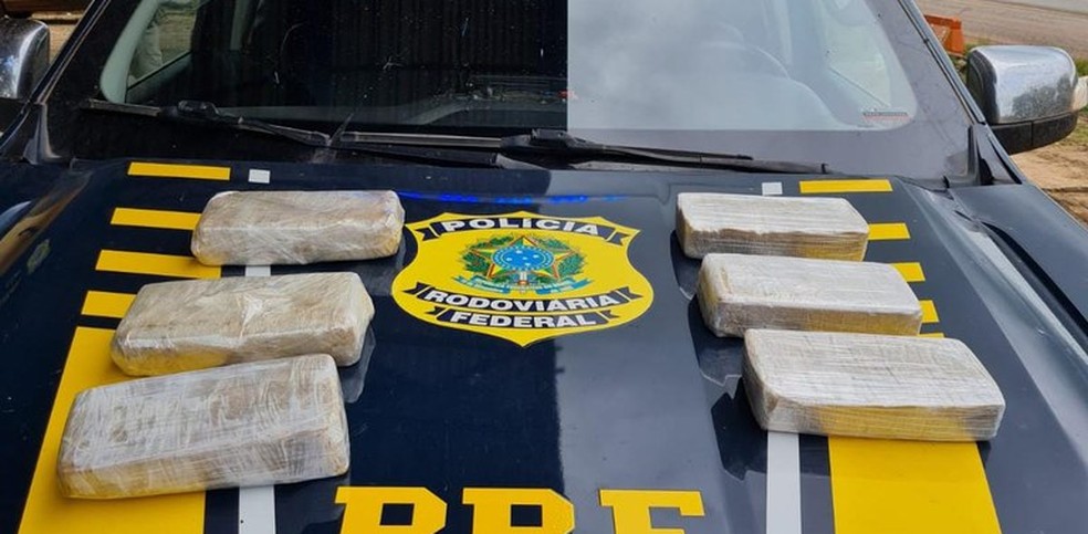 Tabletes de drogas foram encontrados escondidos em bagagem dentro de ônibus abordado em Marabá — Foto: PRF/Divulgação