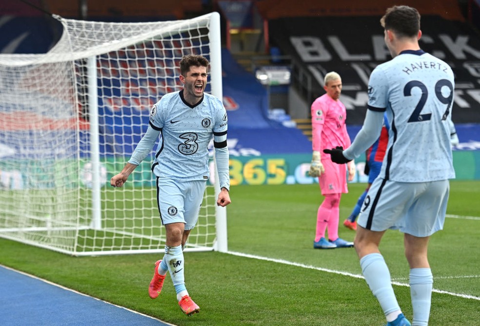 Pulisic comemora com Havertz o segundo gol do Chelsea sobre o Crystal Palace — Foto: Getty Images