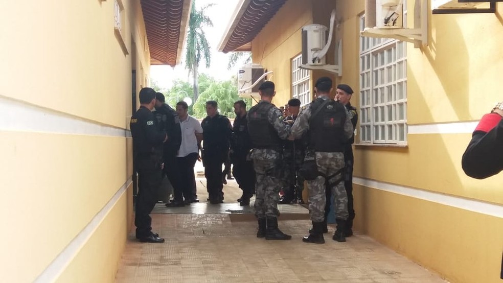 Diego (vestido de branco) chegou escoltado pela polícia.  (Foto: Renato Barros/ Rede Amazônica)