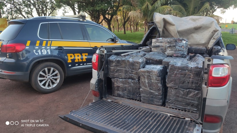 Carro carregado com maconha e armamento  &mdash; Foto: Pol&iacute;cia Rodovi&aacute;ria Federal/divulga&ccedil;&atilde;o