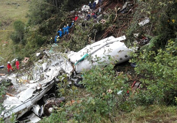 Equipes de resgate vasculham destroços do avião da Lamia que transportava a equipe da Chapecoense na Colômbia (Foto: FuerzaAereaColombiana)