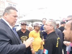 Secretário Lima Junior conversa com grevistas na entrada do Palácio (Foto: Derek Gustavo/G1)
