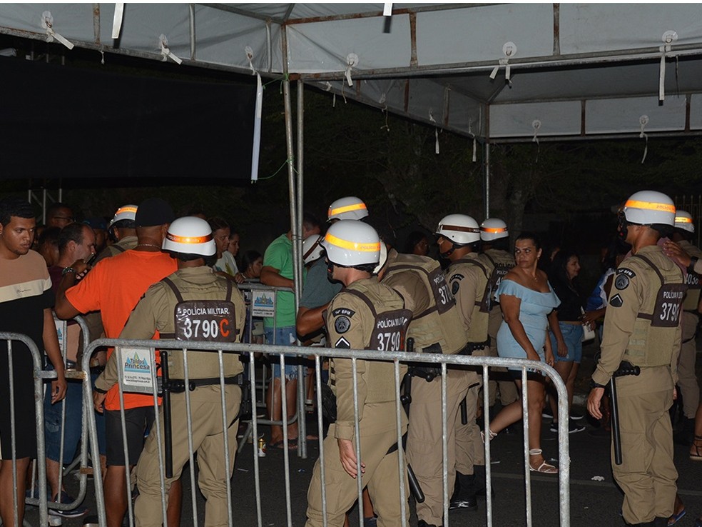 Foliões são revistados pela PM na entrada do principal circuito da Micareta de Feira de Santana, na BA — Foto: ACM/PMFS