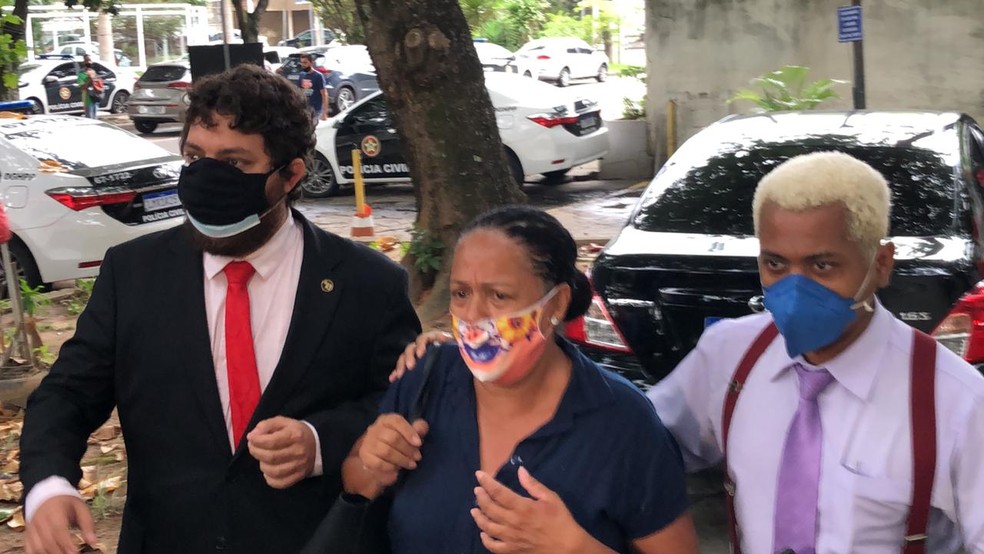 Avó de Kathlen Romeu chega para prestar depoimento na DH — Foto: Henrique Coelho / G1